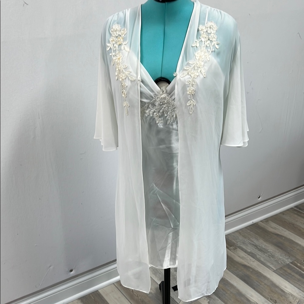 Cream Chemise and Robe Set with Lace Detailing